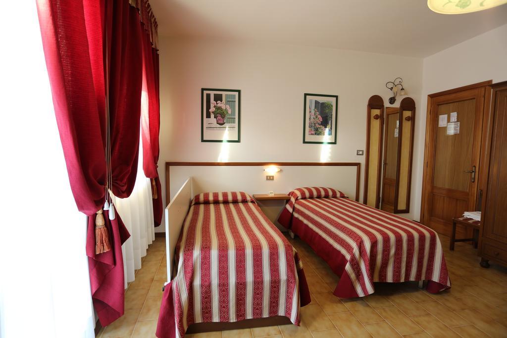 Hotel Vignola Ассизи Экстерьер фото