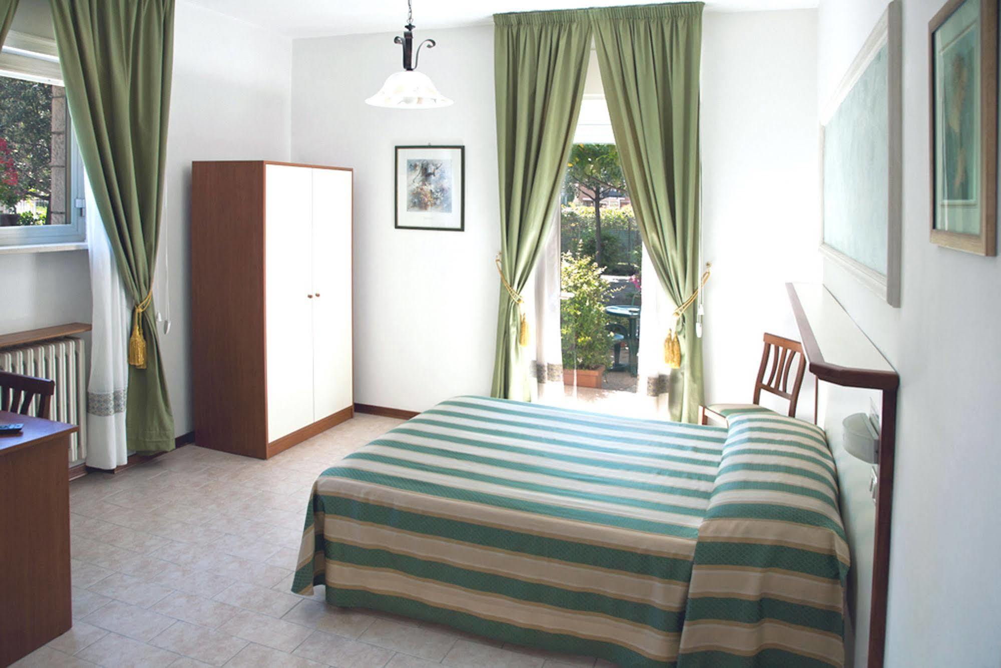 Hotel Vignola Ассизи Экстерьер фото