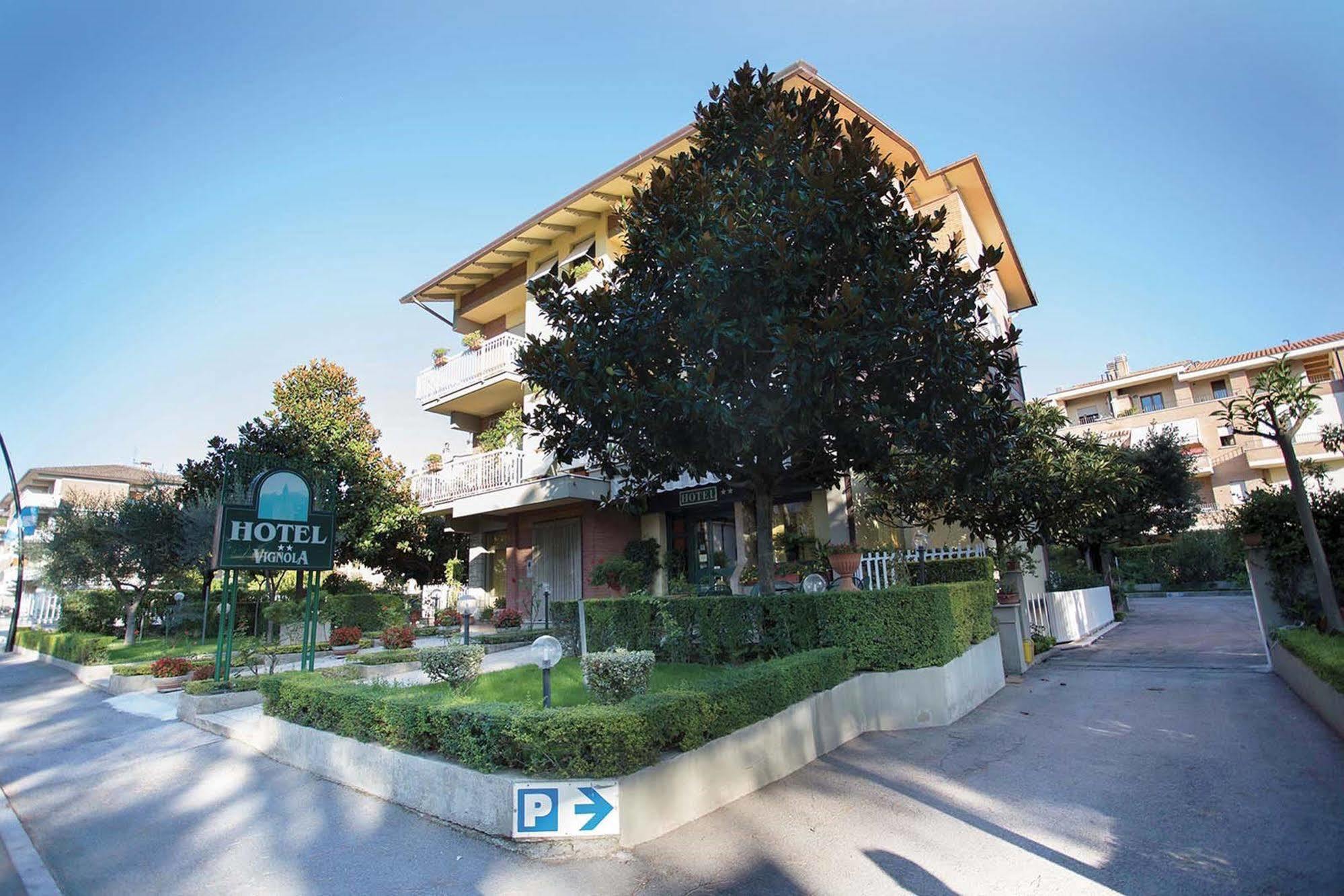 Hotel Vignola Ассизи Экстерьер фото