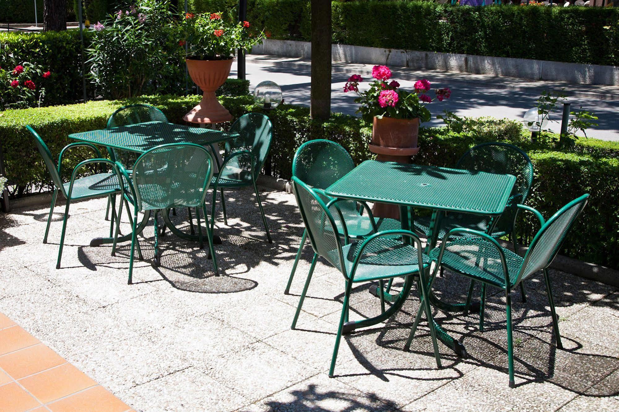 Hotel Vignola Ассизи Экстерьер фото