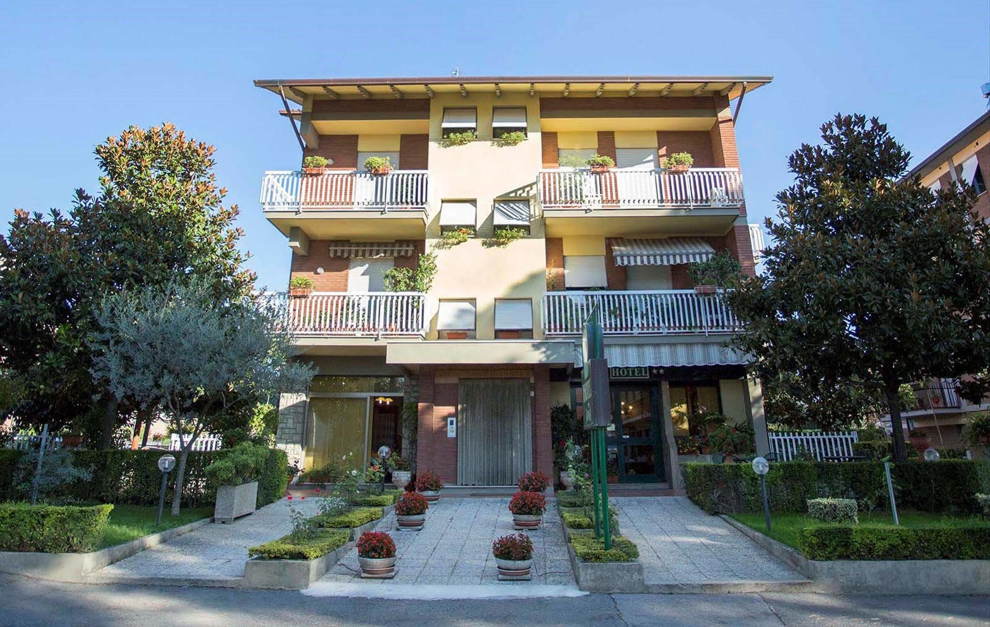 Hotel Vignola Ассизи Экстерьер фото