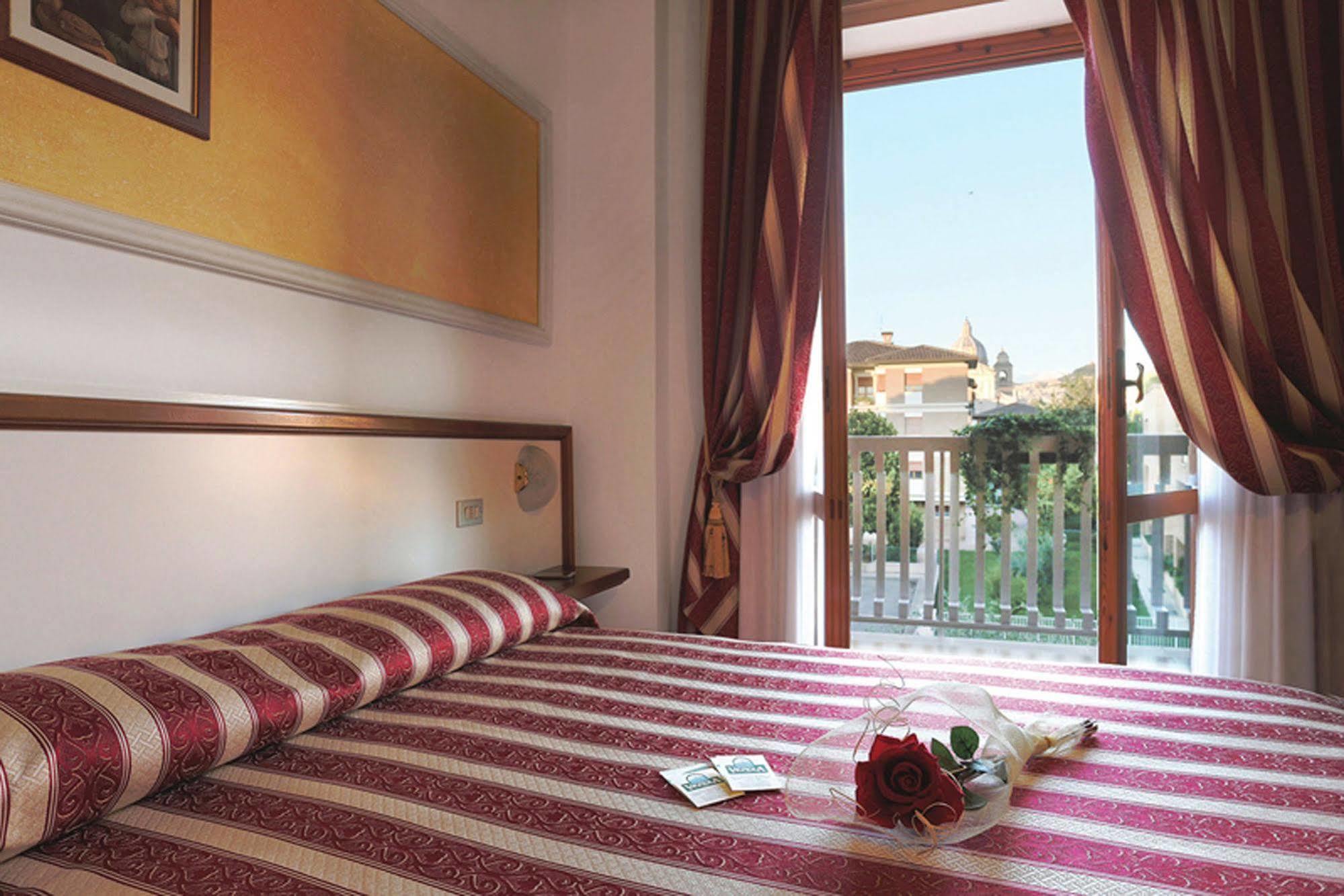 Hotel Vignola Ассизи Экстерьер фото