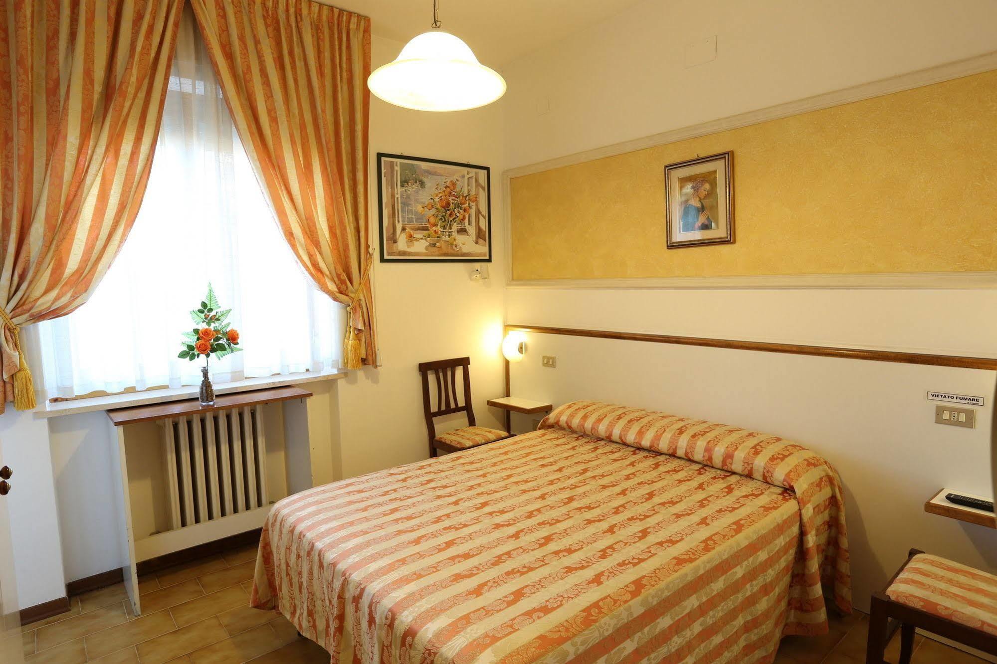 Hotel Vignola Ассизи Экстерьер фото