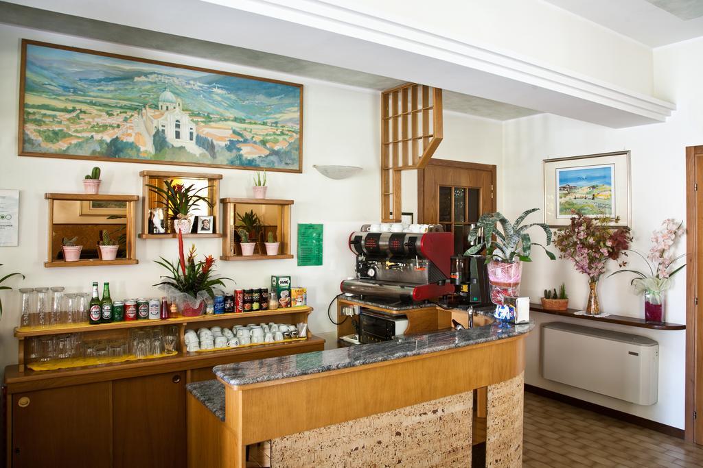 Hotel Vignola Ассизи Экстерьер фото